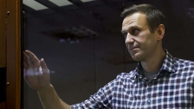 Navalného ve vězení otrávili, ukázala analýza. vyšetřovatelé odhalili původ smrtícího jedu