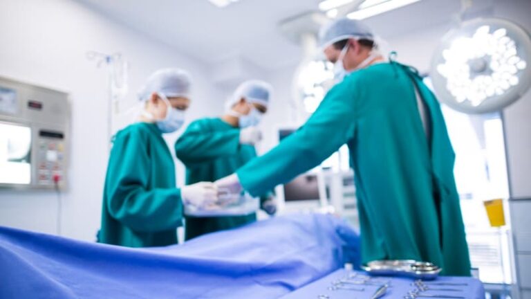 Tragédie po rutinním zákroku: čtyřletá ema z čačaku nepřežila operaci mandlí