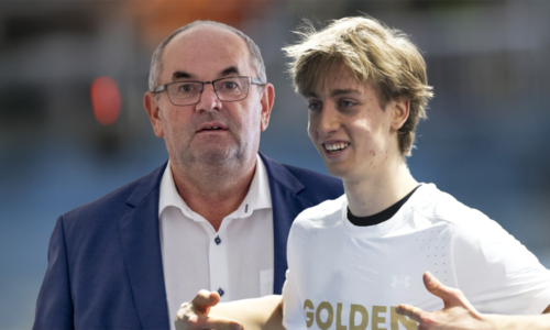 Se zlatým Jílkem si přišel plácnout i odsouzený „boss“ Pelta. Video z Českého domu budí vášně