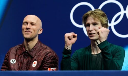 Nejvytíženější muž olympiády? Krasobruslařský mág je jako chameleon, převléká 13 kabátů