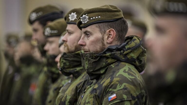 Výdaje na obranu brzy masivně vzrostou. zůna počítá s 80 miliardami navíc, opozice je skeptická