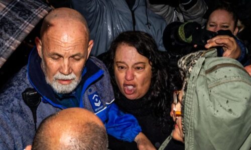 Mrcho, dívej se mi do očí! Pozůstalí křičeli na majitele švýcarského baru, kde uhořelo 41 lidí