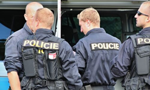 Krvavý Valentýn v Praze: Zdrogovaná žena pobodala partnera, útočila na hrudník