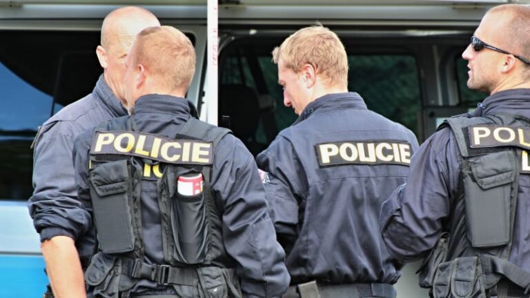 Krvavý valentýn v praze: zdrogovaná žena pobodala partnera, útočila na hrudník