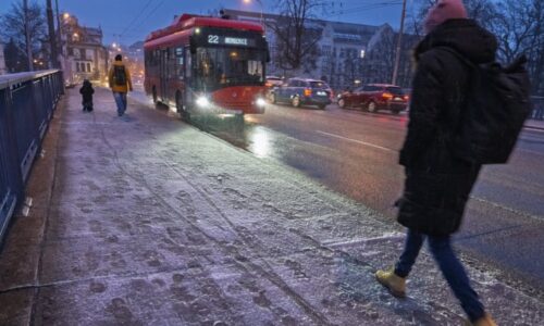 Sněhová smršť udeřila v Česku, teploty prudce klesnou. Postup chumelenice sledujte na RADARU