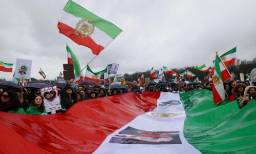 Šáhov syn alebo demokratická prezidentka? Znepriatelené iránske opozičné skupiny bojovali o Mníchov (REPORTÁŽ)