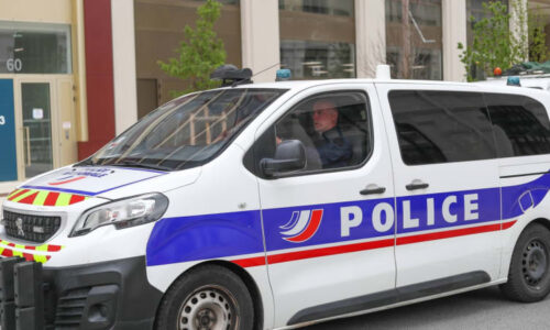 Student zraněný při demonstraci proti krajní levici v Lyonu zemřel. Macron vyzývá ke klidu