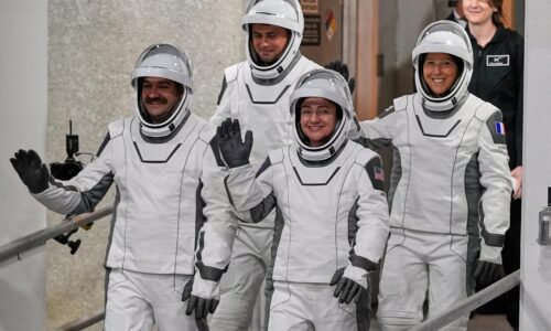 Kozmická loď Crew Dragon so štvorčlennou posádkou sa po 34 hodinách pripojila k ISS