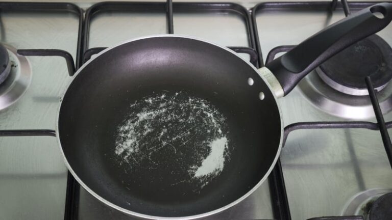 Teflonová pánev jako hrozba? pozor na toxické látky při vaření, varuje expert