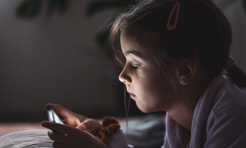 Babiš vs. školáci. Plán zakázat sítě rozděluje, mnozí si život bez WhatsAppu neumí představit