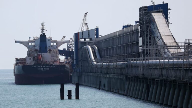 Klíčový ruský přístav je v plamenech, přiznal gubernátor. uspěly tam ukrajinské drony