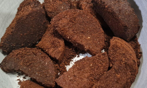 Zlepšuje pôdu aj láka dážďovky! Ako kávová usadenina mení substrát a prečo sa to s ňou nesmie preháňať?