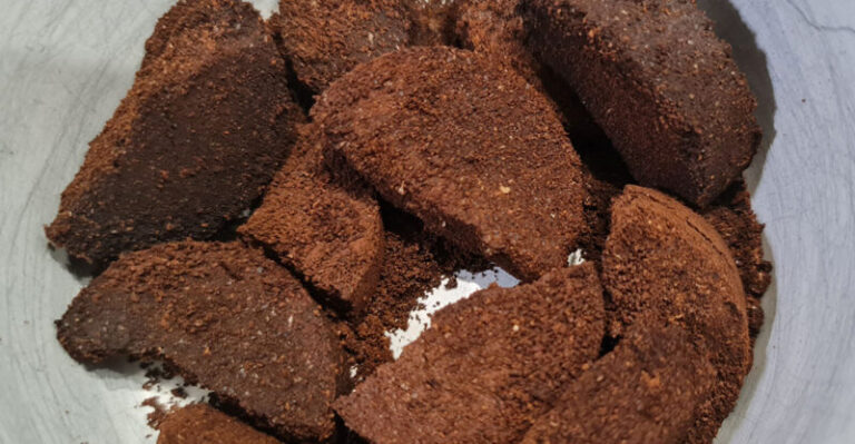 Zlepšuje pôdu aj láka dážďovky! ako kávová usadenina mení substrát a prečo sa to s ňou nesmie preháňať?