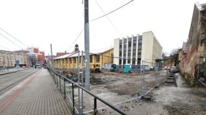 Košičanov nahneval plot aj uzavretý priechod v centre mesta, nevedia sa dostať na zastávku električky. radnica sľubuje zlepšenie