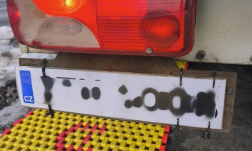 Za dobrý úmysl pokuta i zákaz řízení. Řidič chtěl nahradit plechovou SPZ kuriozním způsobem