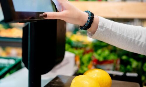 Řetězce v Česku výhody za samoobslužné nákupy neplánují. Máte na výběr, reagují na kritiku