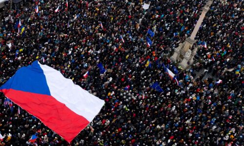 Česi dnes vyšli do ulíc, aby vyjadrili podporu prezidentovi Pavlovi. Je to protest opozície, tvrdí Macinka