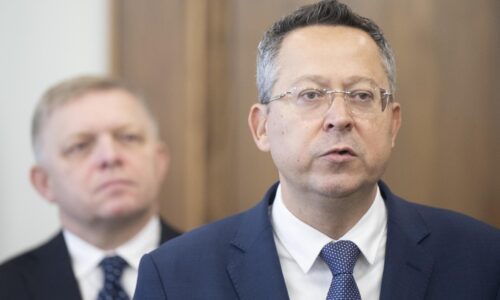 Viac ľudí bez práce, miernejší rast platov. Vládni analytici vidia v tomto roku našu ekonomiku čiernejšie