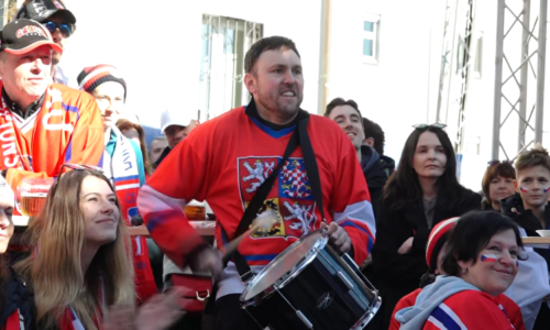 Čeští fanoušci se zlobí: Před zápasem nám na ZOH zabavili buben. Zhodnotili halu, pivo i hokej