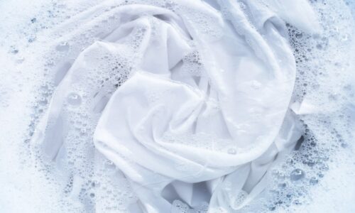 Hotelový trik na biele prádlo! Robila som jednu chybu a uteráky siveli – toto zmenilo výsledok po prvom praní