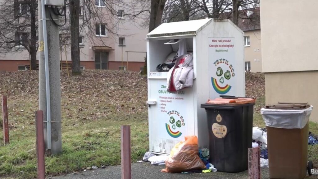 Neporiadok okolo kontajnerov na textil