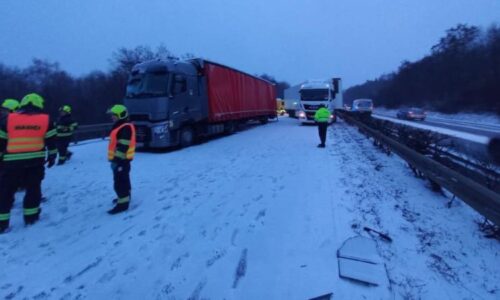 Hromadná nehoda u Prahy: Několik aut se srazilo s náklaďákem. D8 je uzavřena