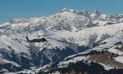 Vlak vo Švajčiarsku vykoľajila lavína, pravdepodobne sú aj zranení