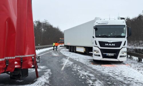 Hazard na D8: Řidič se otočil do protisměru a odjel záchranářskou uličkou. Šílené, uvedl expert