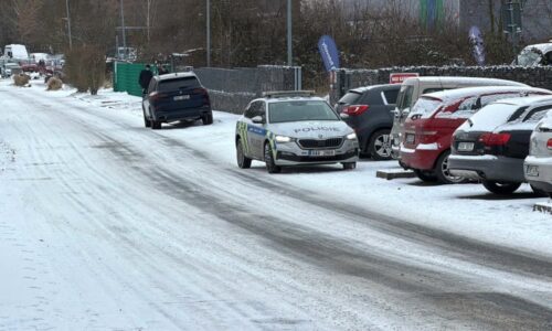 Podivná smrt na Zbraslavi: Pejskař našel mrtvolu zaklíněnou pod autem