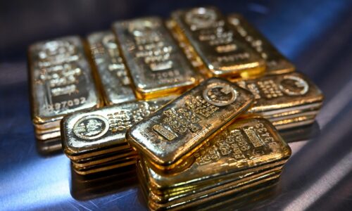 Cena zlata mierne klesla, drží sa však nad piatimi tisícmi dolárov za troyskú uncu