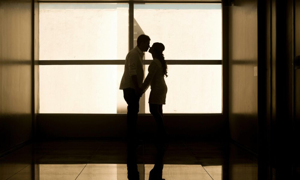 Ruský samozvaný majster vo zvádzaní sa tajne nakrúcal pri sexe so ženami v Ghane, hrozia mu dekády vo väzení