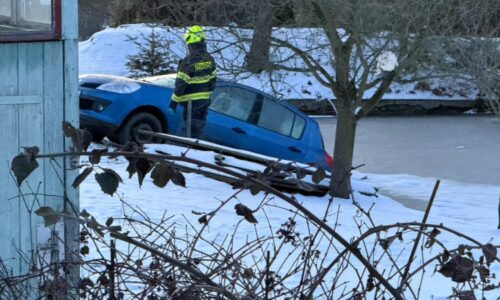 Tragický nález na Benešovsku: Auto sjelo do rybníka, uvnitř se nacházelo mrtvé tělo