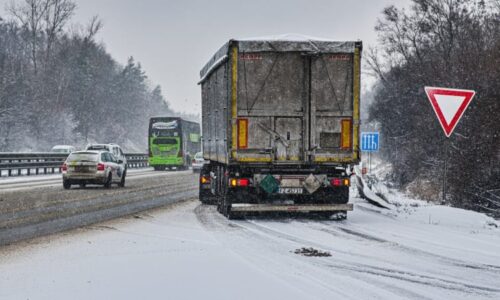 Kalamita trvá, nenajíždějte na D1 na Vysočině, varují policisté. Dálnice je obtížně sjízdná