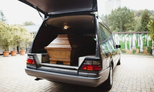 Bizarní zásah policie v Malawi. Zastavila smuteční procesí, místo nebožtíka našla uhlí