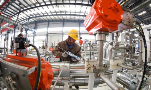 Pád priemyslu: Kríza sa prehlbuje. Ku dnu ho ťahajú automobilky aj hutníci