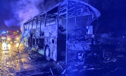 Na Liptove sa zrazil autobus s kamiónom, jeden z vodičov uhorel a viacero ľudí je zranených – FOTO