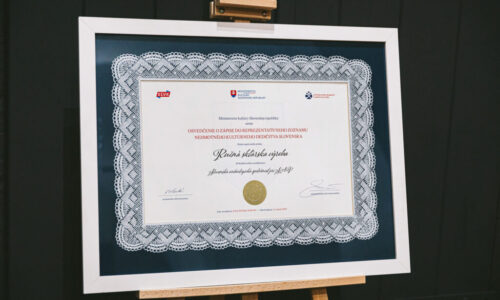 Osvedčenie o zápise Ručnej sklárskej výroby putuje do Malokarpatského múzea v Pezinku