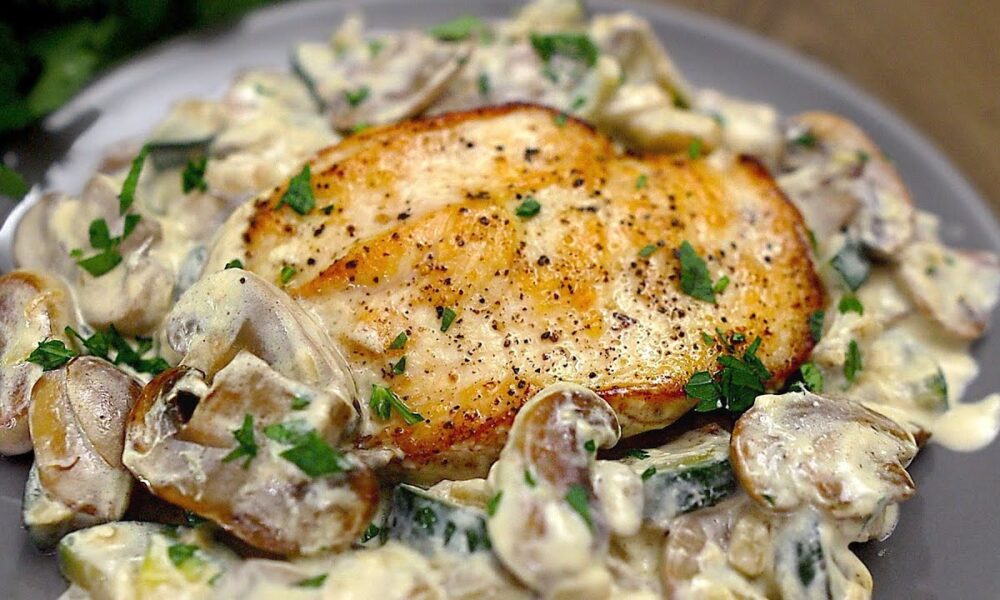 Ein einfaches Rezept für Hähnchenbrust mit Zucchini und Pilzen. Leckeres Abendessen!
