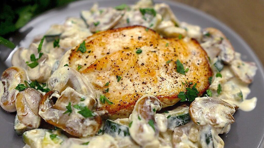 Ein einfaches rezept für hähnchenbrust mit zucchini und pilzen. leckeres abendessen!