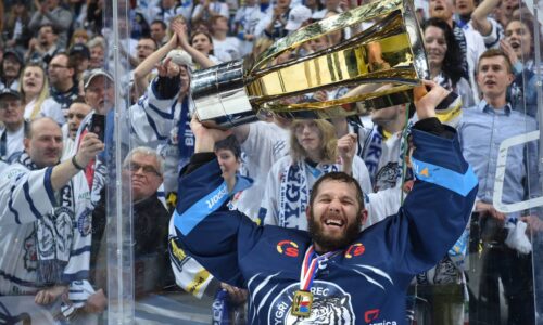 Ján lašák sa zaradí medzi nesmrteľných. jeho dres poputuje pod strop arény