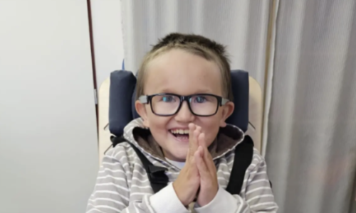 V 10 letech je na úrovni kojence, bojuje s dětskou obrnou. Adámkova rodina prosí o pomoc