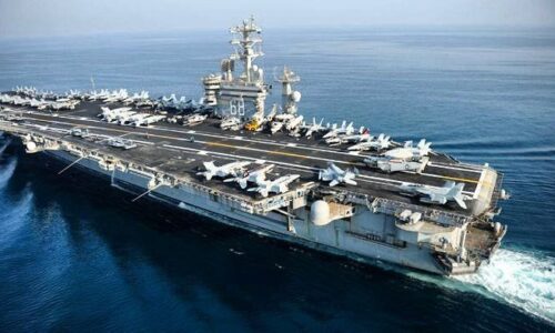 Irán cvičí reálne raketové streľby v Hormuzskom prielive. Chameneí pohrozil USA potopením lietadlovej lode