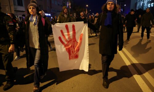 Útok na protestujúcich študentov v Srbsku si vyžiadal troch zranených