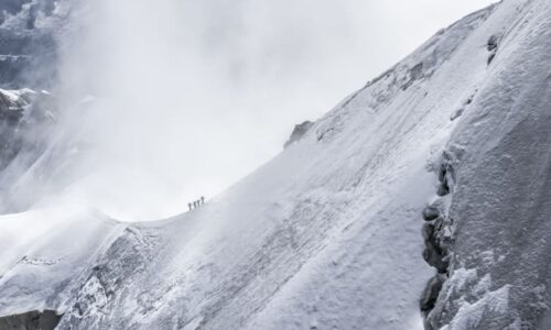 Tragédie ve francouzských Alpách: Dva skialpinisty zavalila lavina, oživit se je nepodařilo