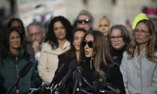 Epsteinova oběť promluvila o zneužívání: Udělal si ze mě „panenku“. Další dívky učila co dělat