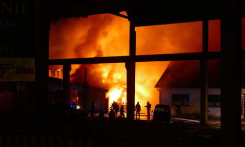 Obrovský požiar výrobnej haly vo Zvolene. Plamene zachvátili celý objekt