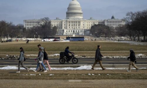 S puškou běžel ke Kapitolu, policisté ho zatkli. Mladík měl v autě i plynovou masku
