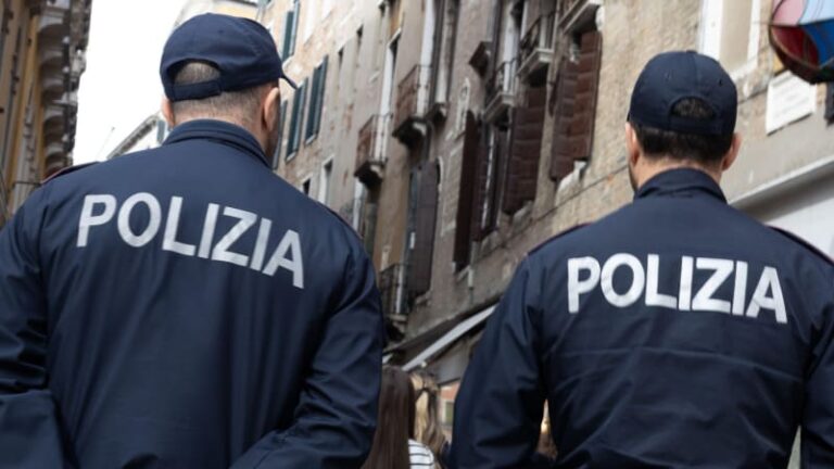 Záhadná smrt čecha v turíně: tělo našli na ulici, muž měl pořezané hrdlo. řeší se dvě příčiny