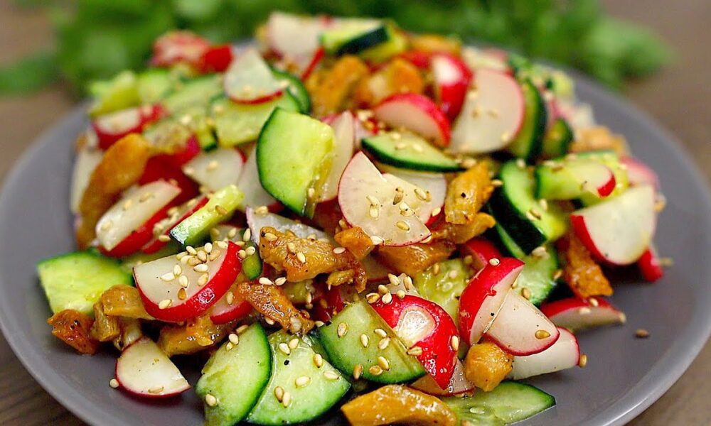 Ein einfacher und köstlicher Salat mit Hühnchen und Gemüse.