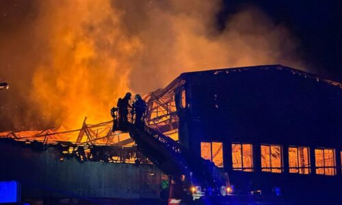 Škodu po požiari haly vo Zvolene odhadujú na niekoľko stoviek tisíc eur. Hasiči s plameňmi bojovali celú noc